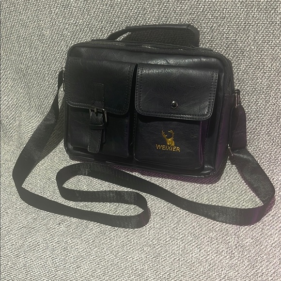 Sleek Black Messenger Bag with Adjustable Strap and Structured Design - Picture 3 of 16